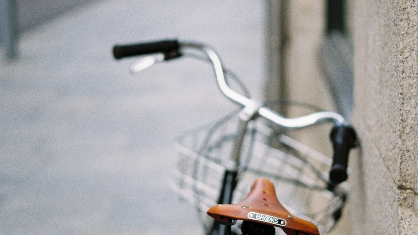 Person doing a bicycle crunch