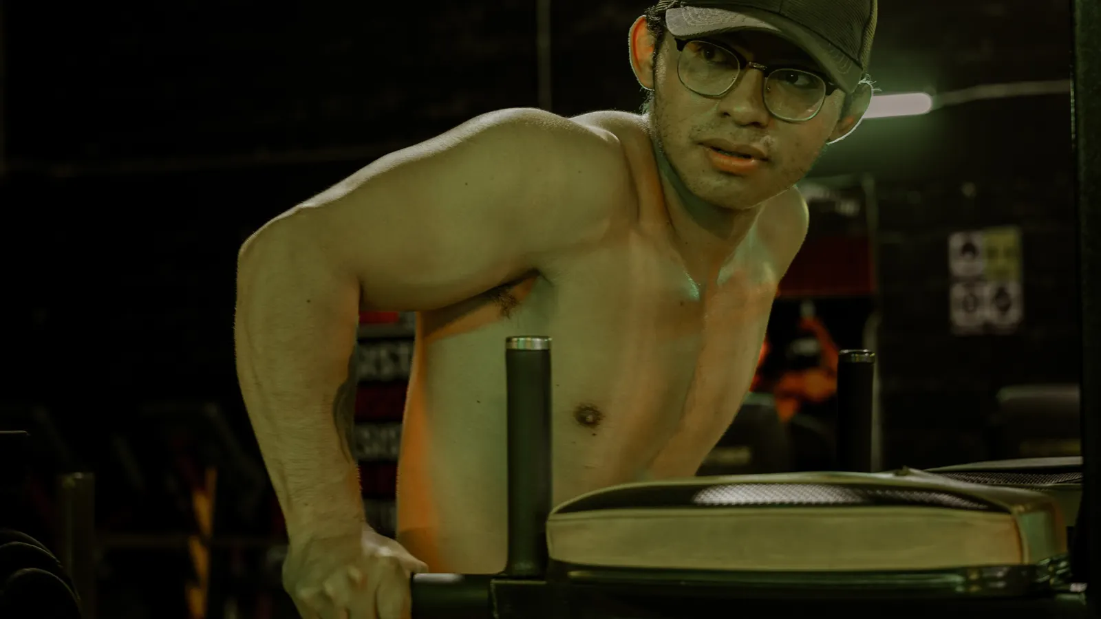 Man training in good form at the gym