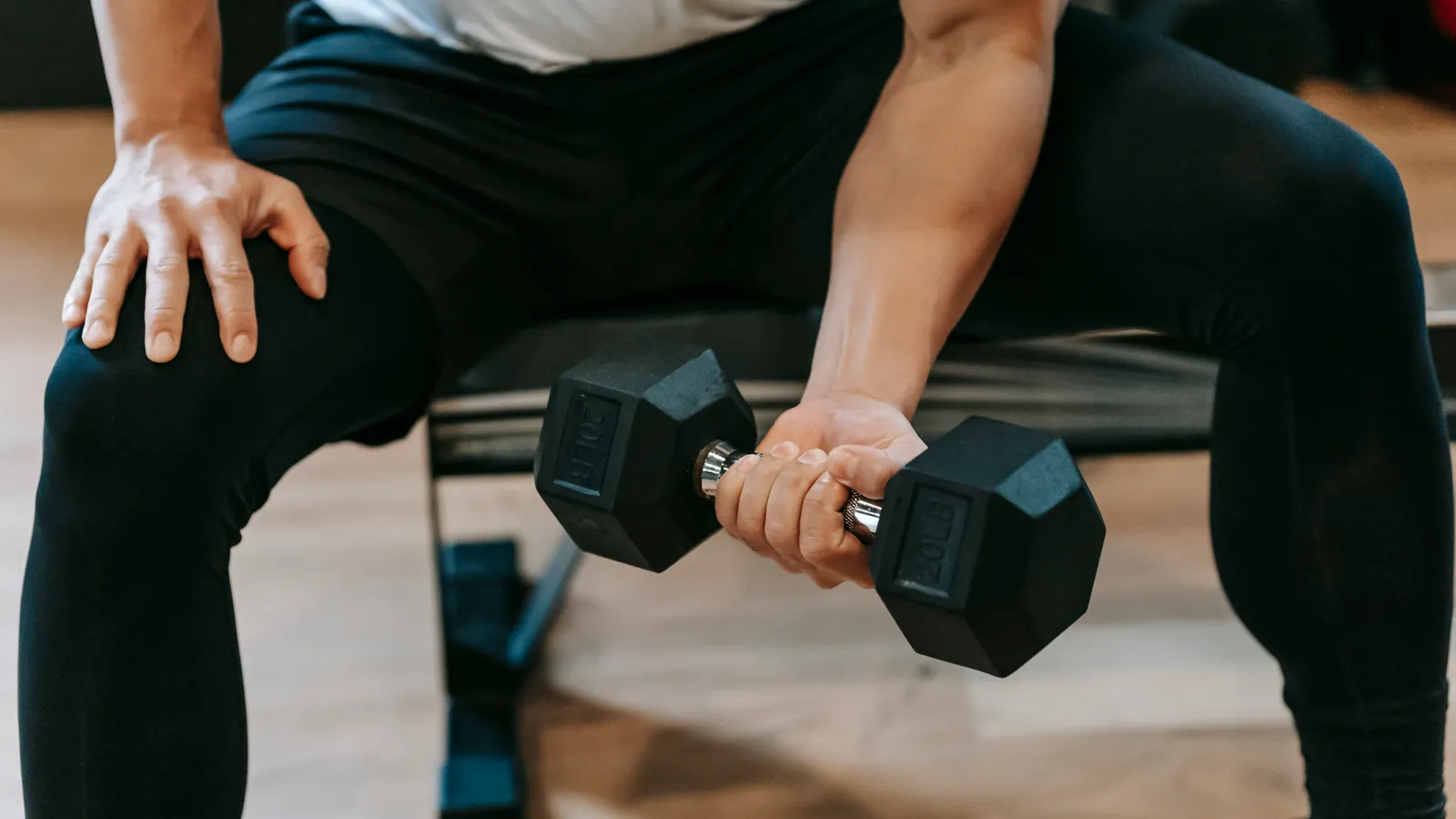 Man training shoulders on a bench