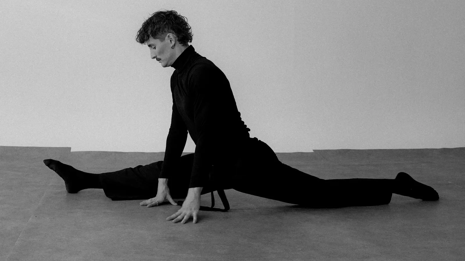 Person doing a split squat lunge