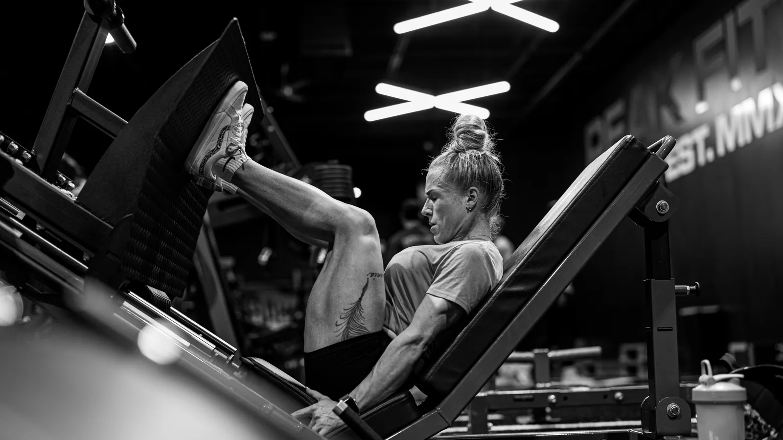 Black and white photo of a gym leg day training session
